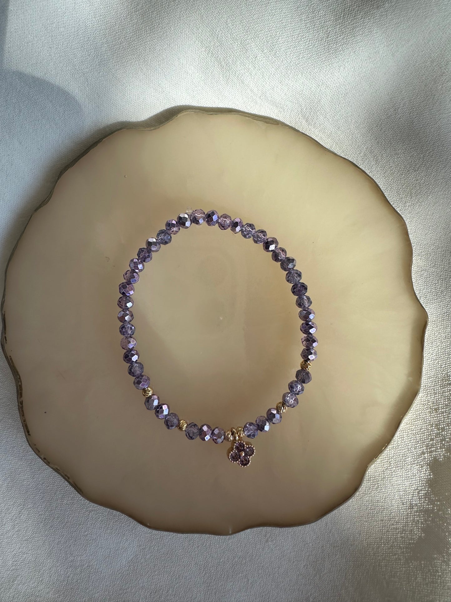 Perlenarmband mit Lila Kristallperlen und Kleeblatt Anhänger - 10429