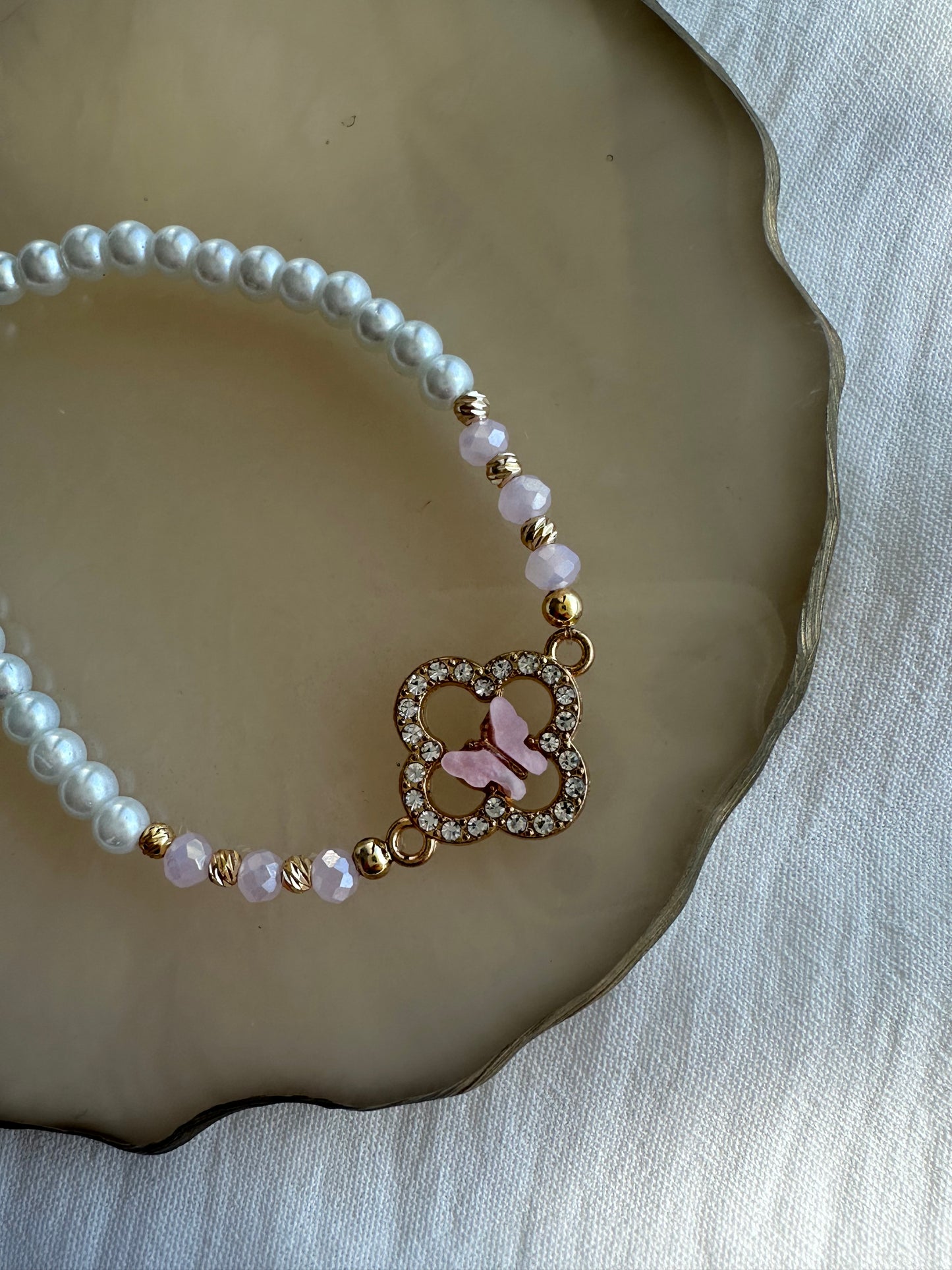 Perlenarmband mit Weißen Glasperlen und Rosa Kristallperlen + Schmetterling Anhänger - 10379