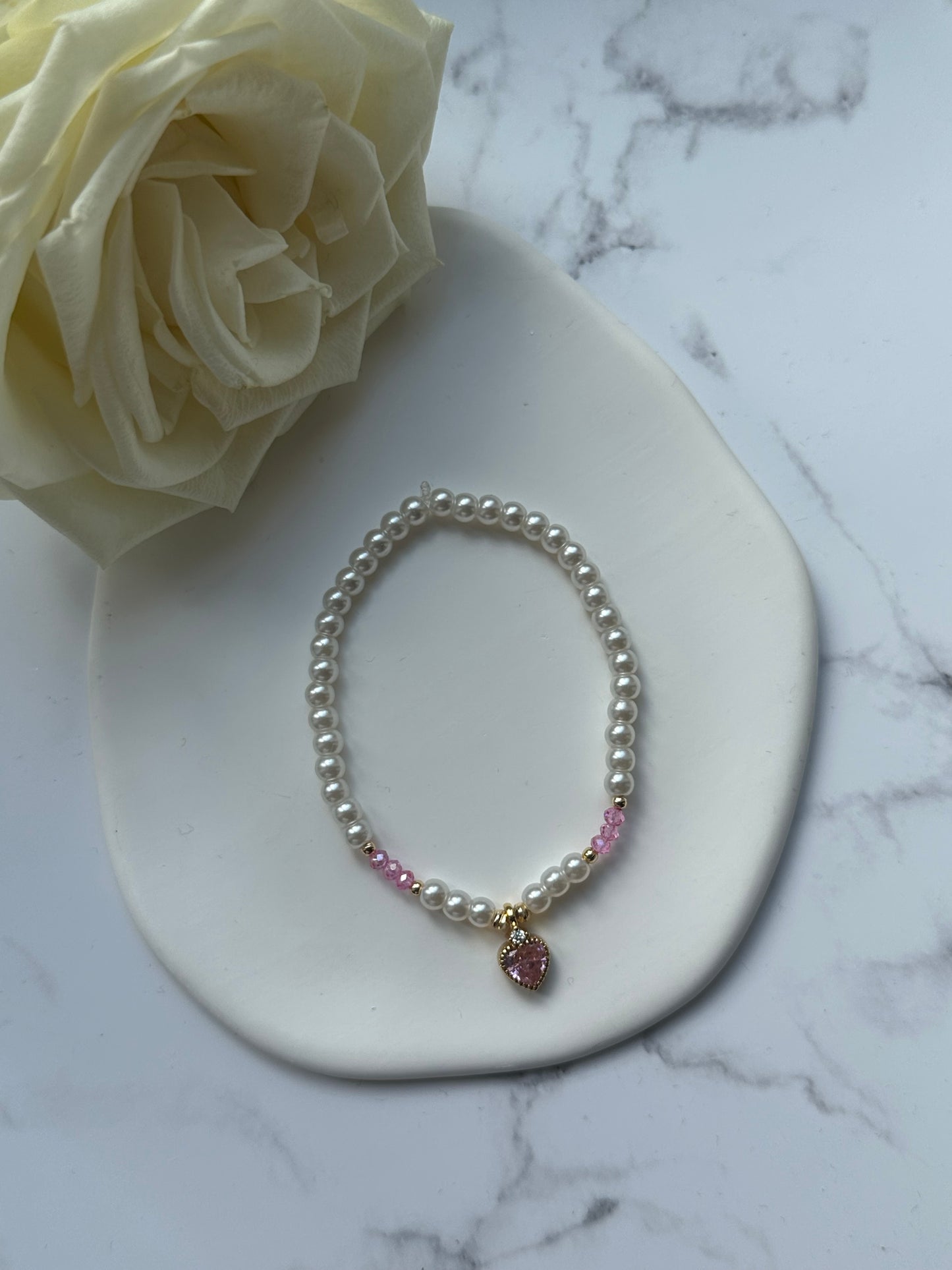 Perlenarmband mit Weißen Glasperlen, Rosa Kristallperlen und Goldenen Perlen + Herz Anhänger - 10885