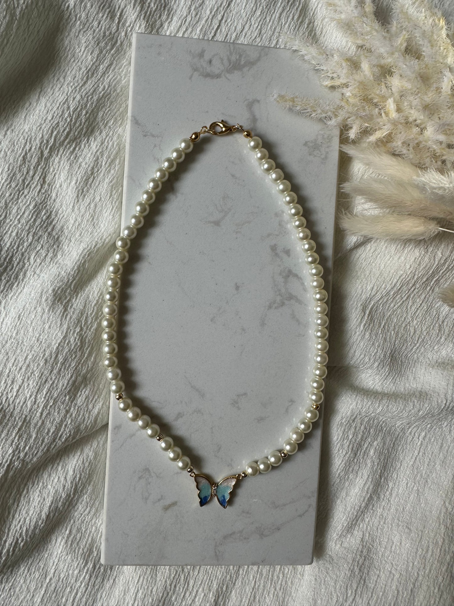 Perlenkette mit Weißen Perlen und Kristallperlen und Blauen Schmetterling Anhänger - 10207