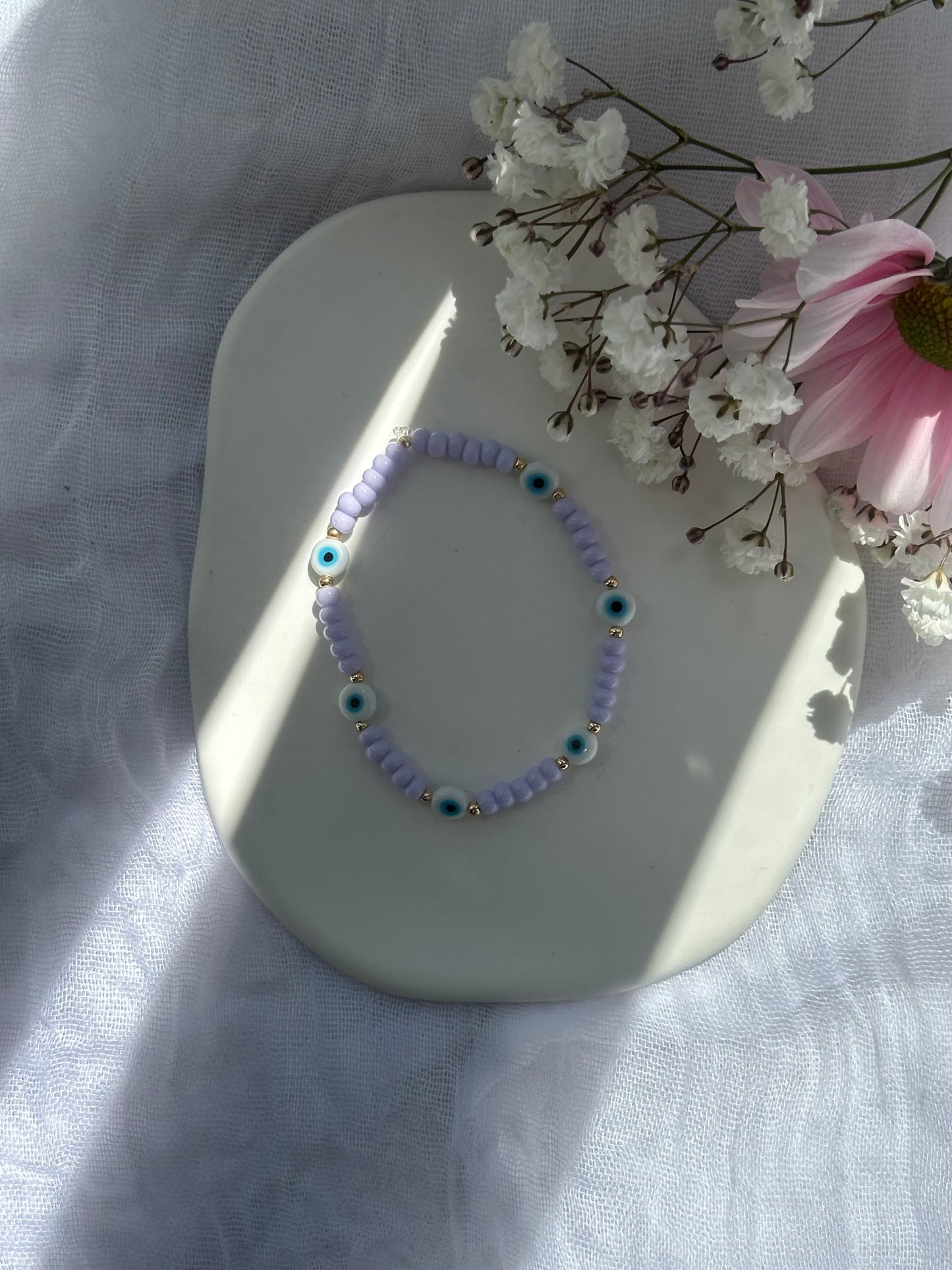 Perlenarmband mit Lila Perlen und goldenen Details + Nazar Anhänger - 10763