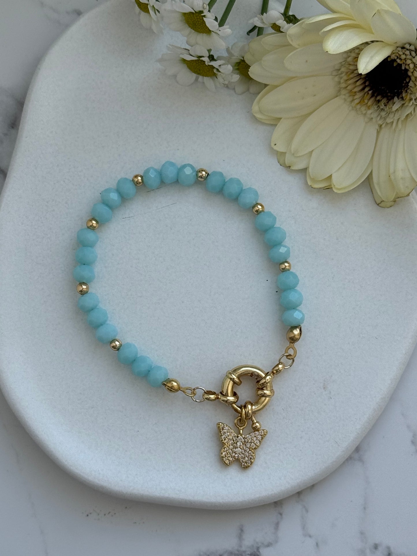 Perlenarmband mit Blauen Kristallperlen und Goldenen Perlen + Schmetterling Anhänger - 2080