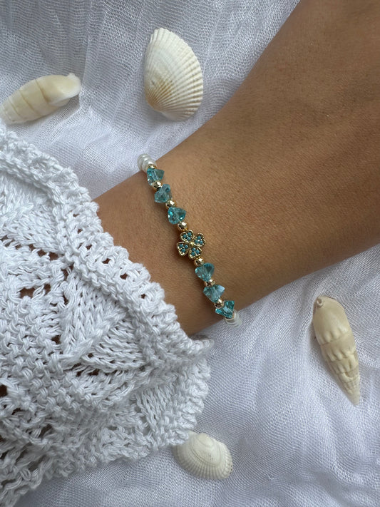 Perlenarmband mit Weißen Perlen und Blauen Kristallperlen und Kleeblatt Anhänger - 10398
