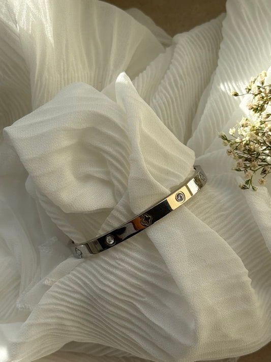 Silberner Armreif mit Steinen und Kleeblatt - 11096