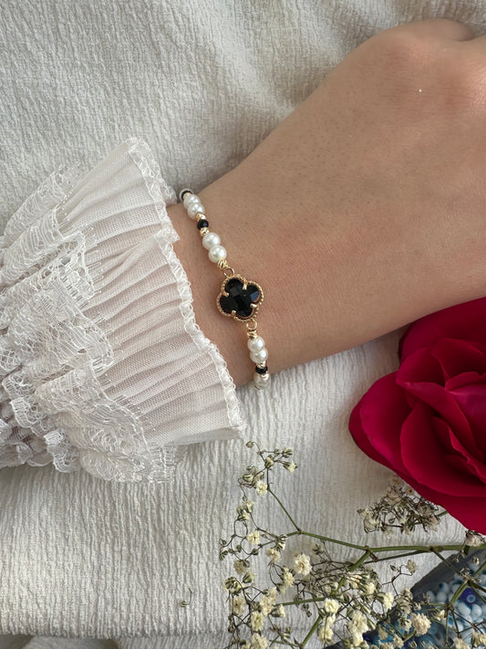 Perlenarmband Weiß mit Schwarzen Kristallperlen und Kleeblatt Anhänger - 10392