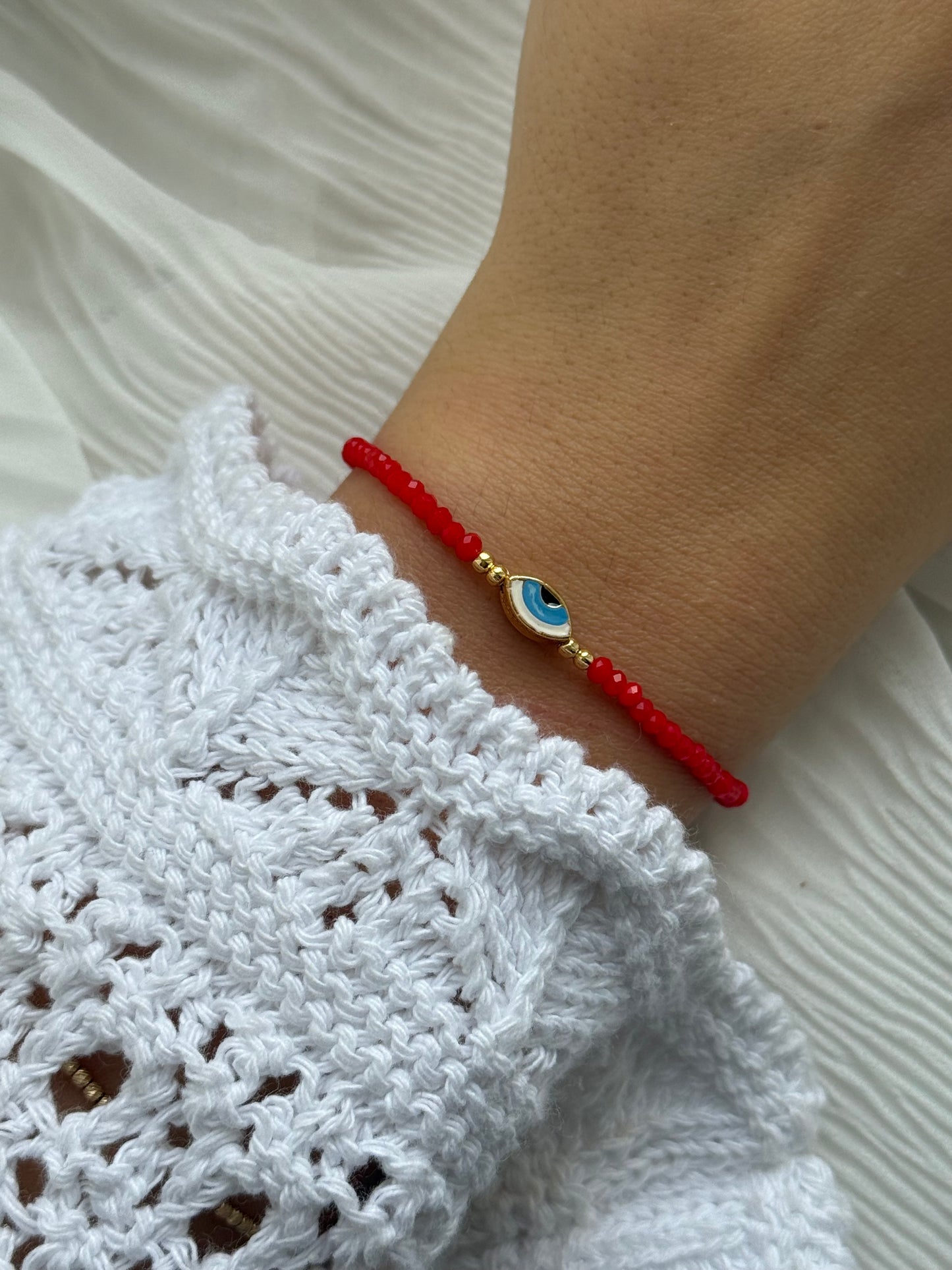 Perlenarmband mit Roten Kristallperlen, Goldenen Details + Nazar Anhänger - 111193