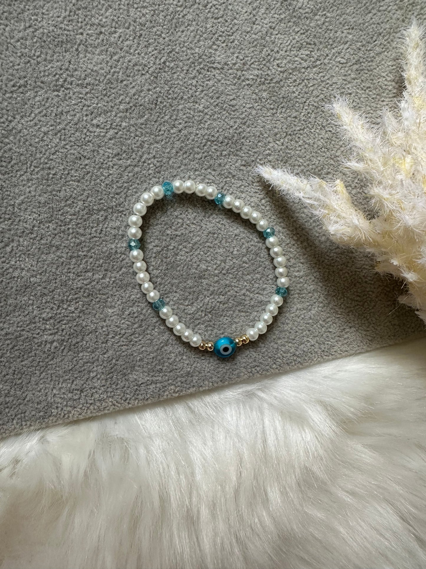 Perlenarmband weiß mit Hellblauen Kristallperlen und Hellblauen Nazar - 10228