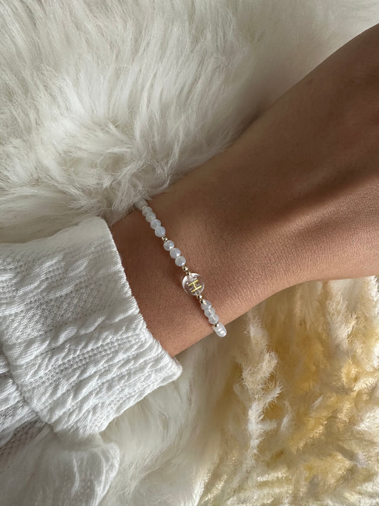 Perlenarmband mit weißen Kristallperlen personalisiert mit einer Buchstaben Perle - 10471