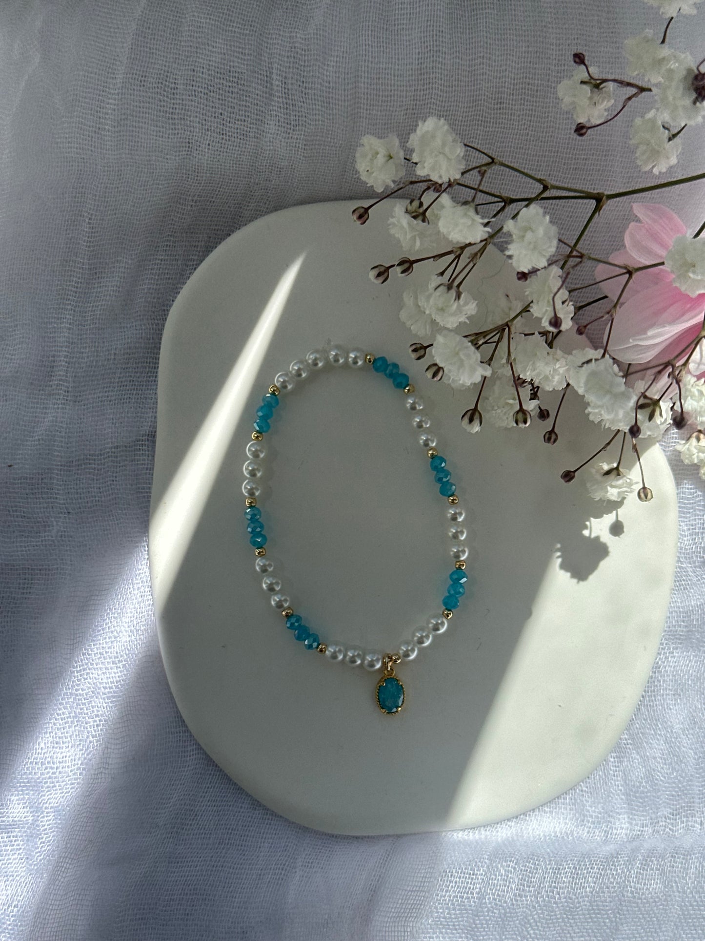 Perlenarmband mit Weißen Glasperlen und Blauen Kristallperlen und goldenen Details + Ovaler Anhänger - 10764