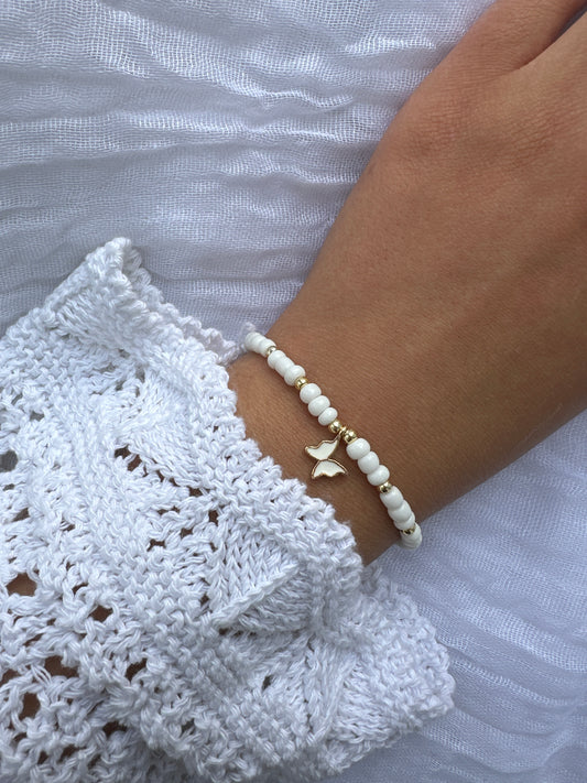 Perlenarmband mit Weißen Perlen und Schmetterling Anhänger - 10382