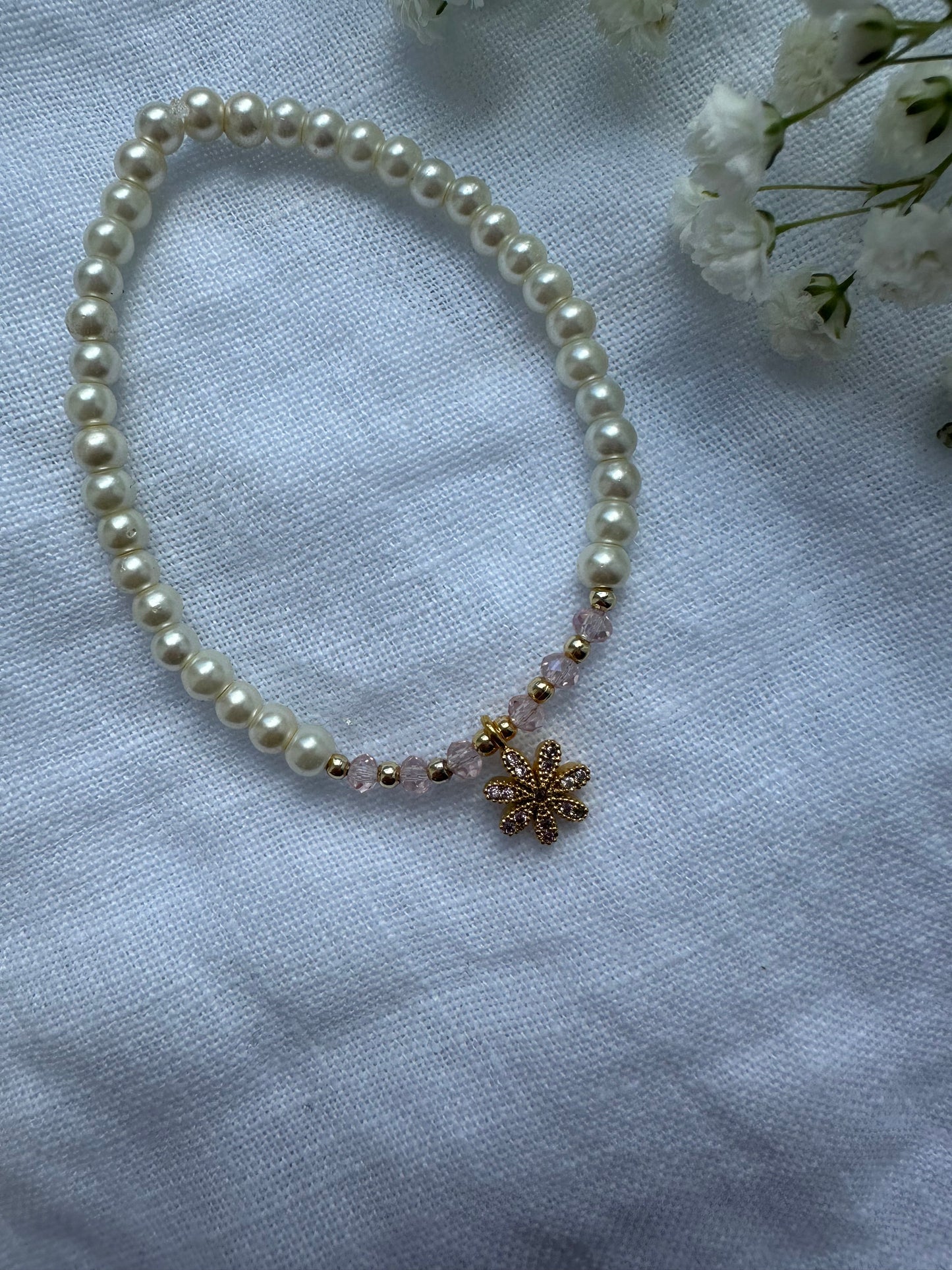 Perlenarmband mit Weißen und Rosé Kristallperlen und Blumen Anhänger - 10469