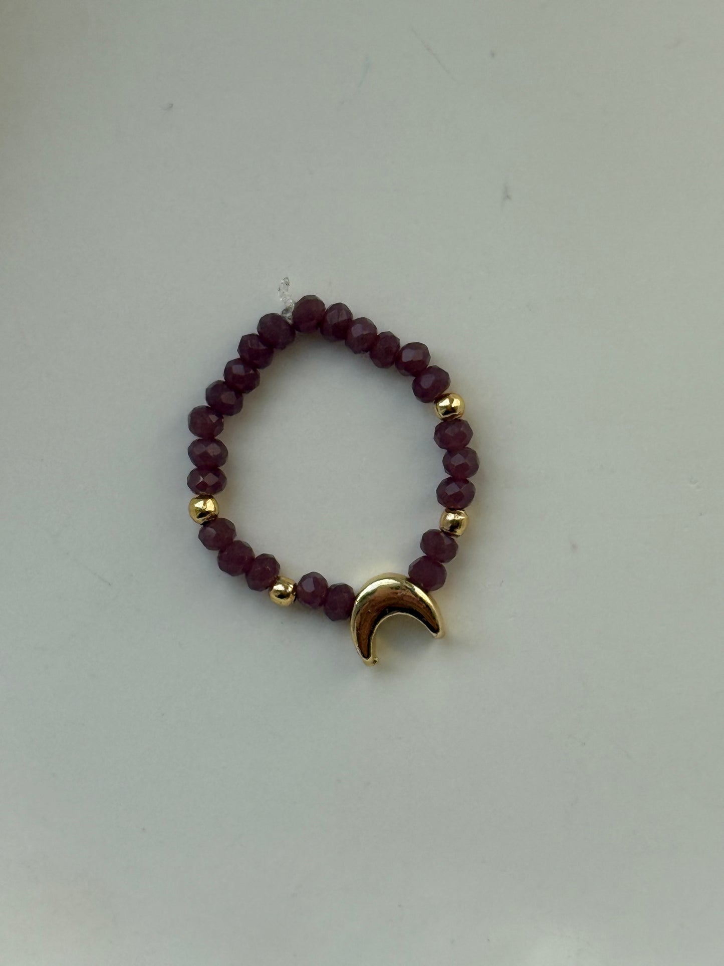 Perlenring mit Braunen Kristallperlen, Goldenen Details + Mond Anhänger - 111196