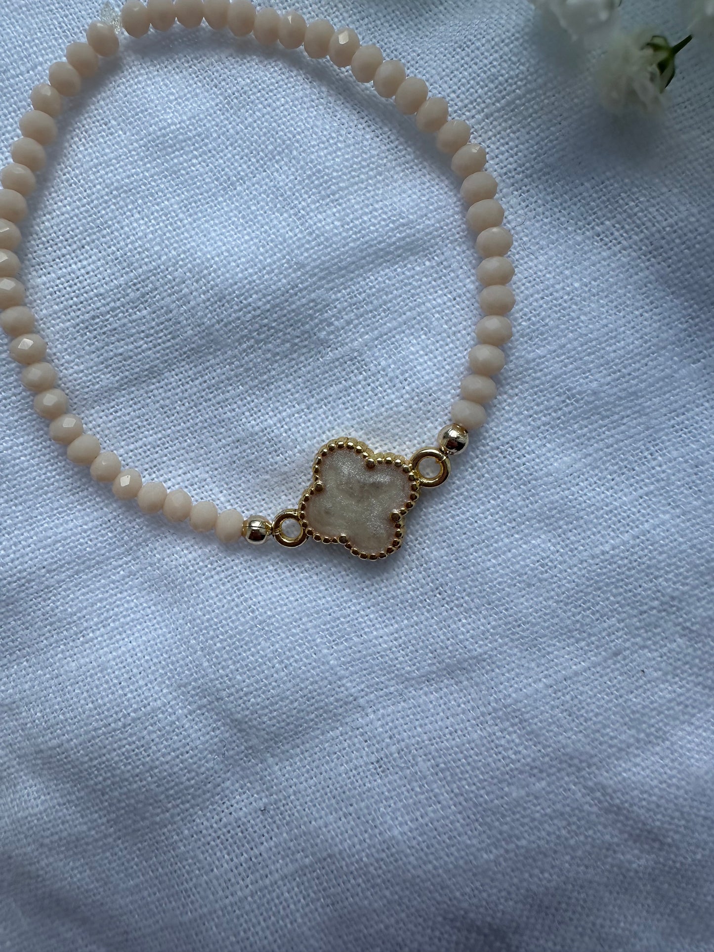 Perlenarmband mit Beigen Kristallperlen und Kleeblatt Anhänger - 10485