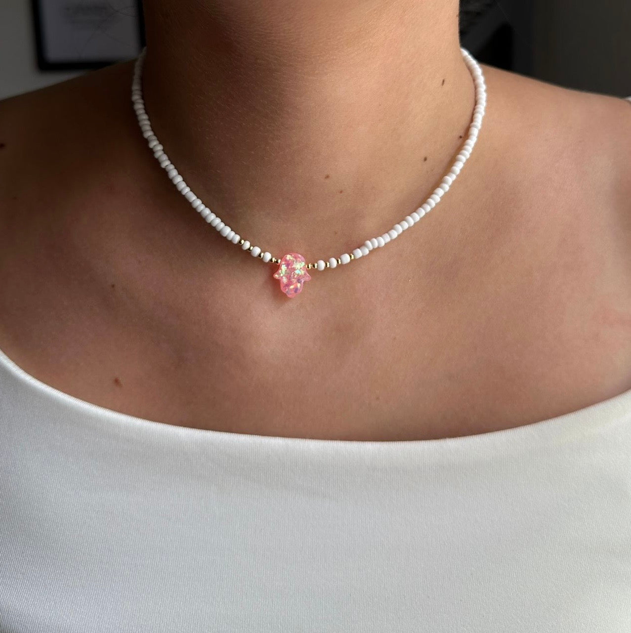 Perlenkette mit Weißen Perlen und  + Fatimas Hand Anhänger Rosa - 10134