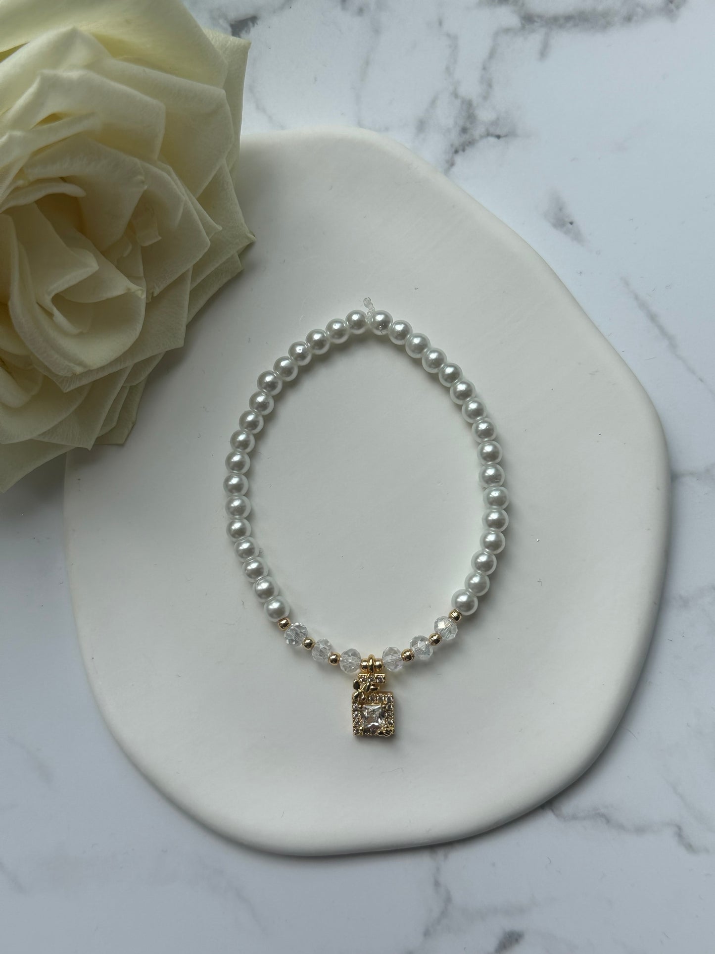 Perlenarmband mit Weißen Glasperlen, Durchsichtigen Kristallperlen und Goldenen Perlen + Zirkonia Flaschen Anhänger - 10868