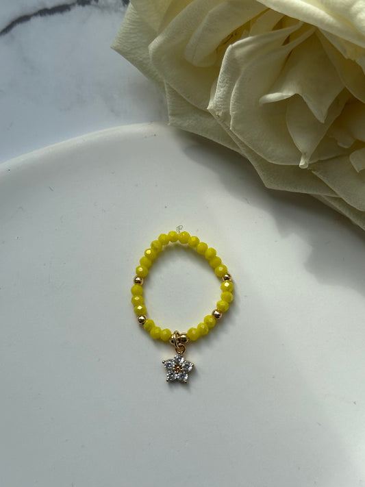 Perlenring mit Gelben Kristallperlen und goldenen Details + Blumen Anhänger - 10908