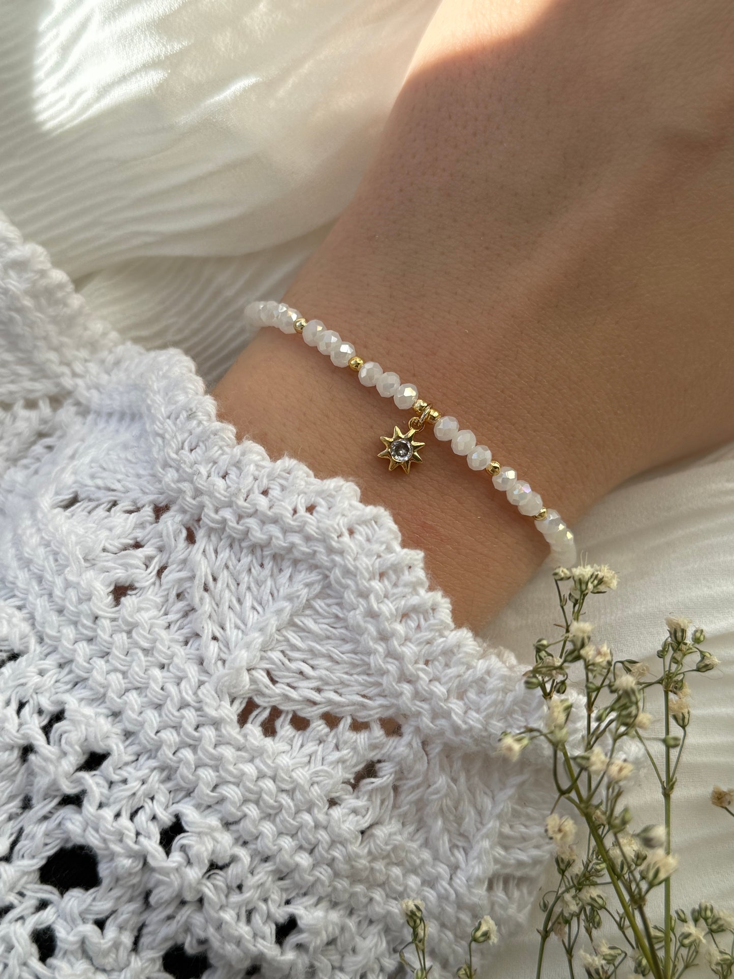 Perlenarmband mit Weißen Kristallperlen, Goldenen Perlen + Sonnen Anhänger - 2111