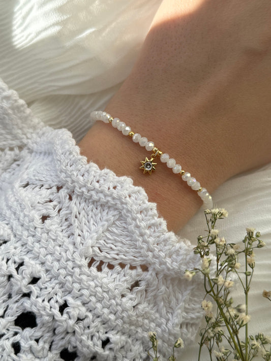 Perlenarmband mit Weißen Kristallperlen, Goldenen Perlen + Sonnen Anhänger - 2111