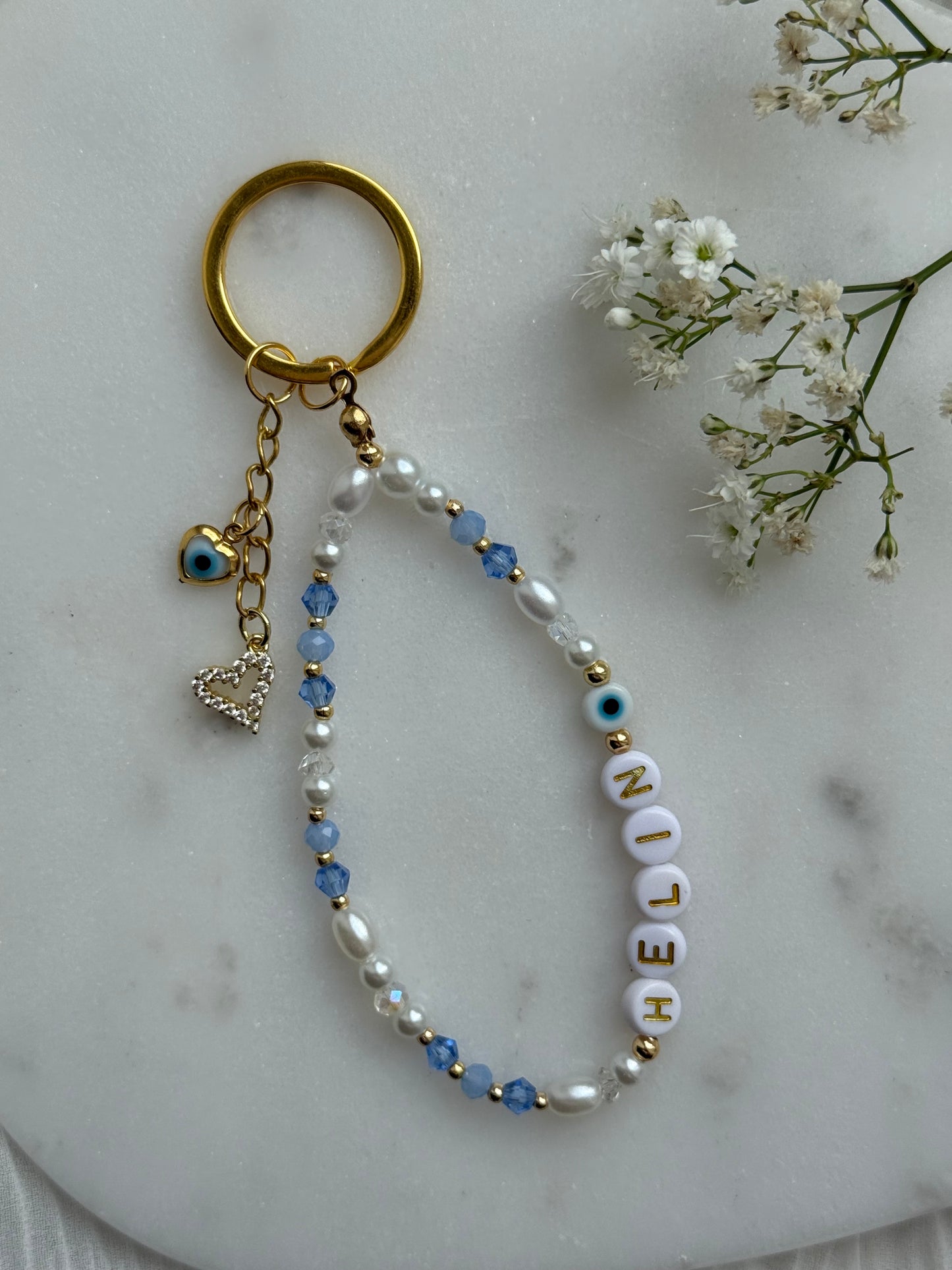 Schlüsselanhänger personalisiert mit Weißen Perlen, Blauen Kristallperlen und Goldenen Perlen + Herz und Nazar Anhänger - 11019