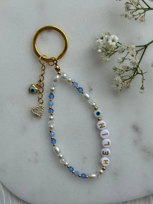 Schlüsselanhänger personalisiert mit Weißen Perlen, Blauen Kristallperlen und Goldenen Perlen + Herz und Nazar Anhänger - 11019
