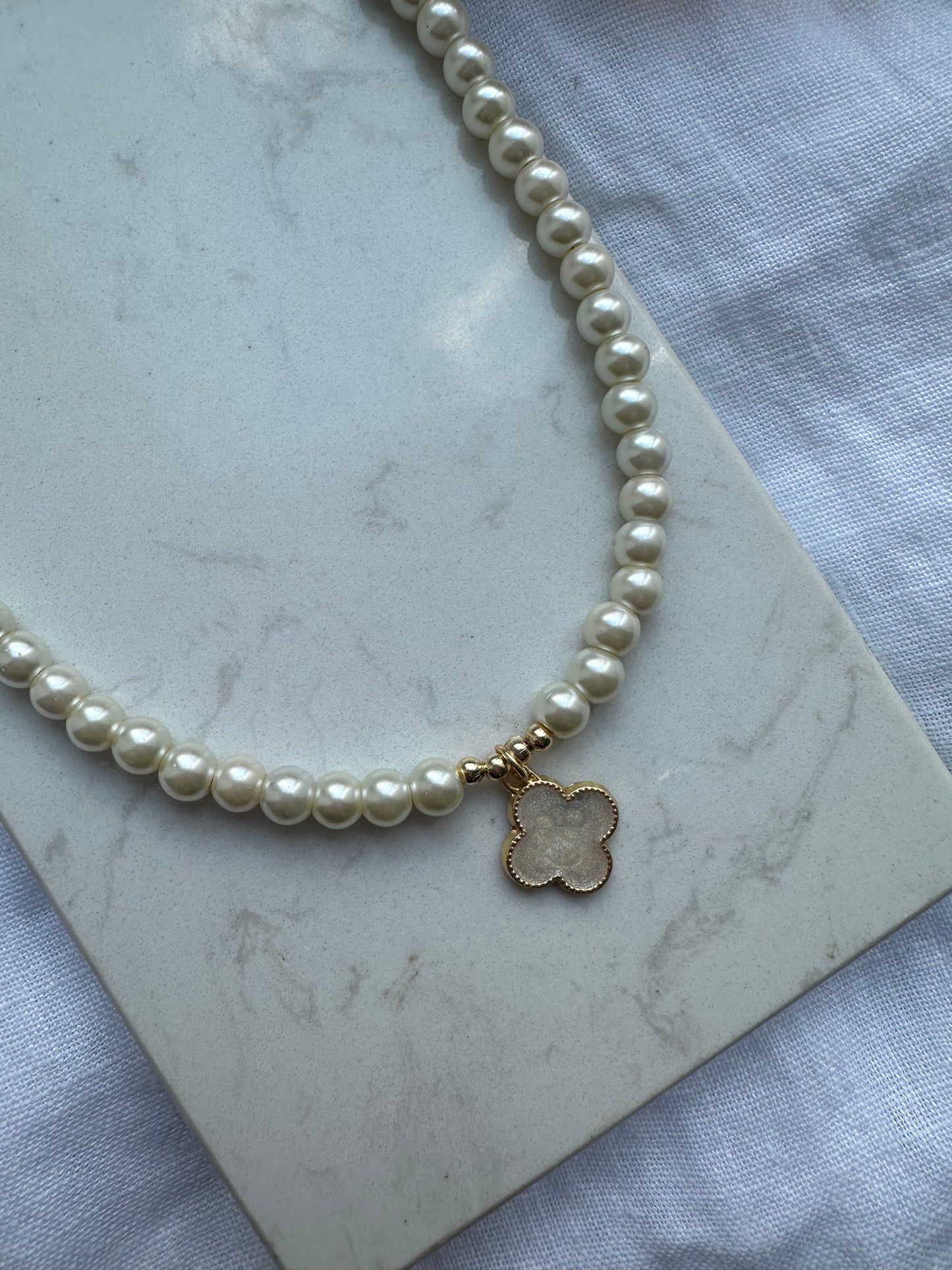 Perlenkette mit Weißen Perlen und Beige Kleeblatt Anhänger - 10204