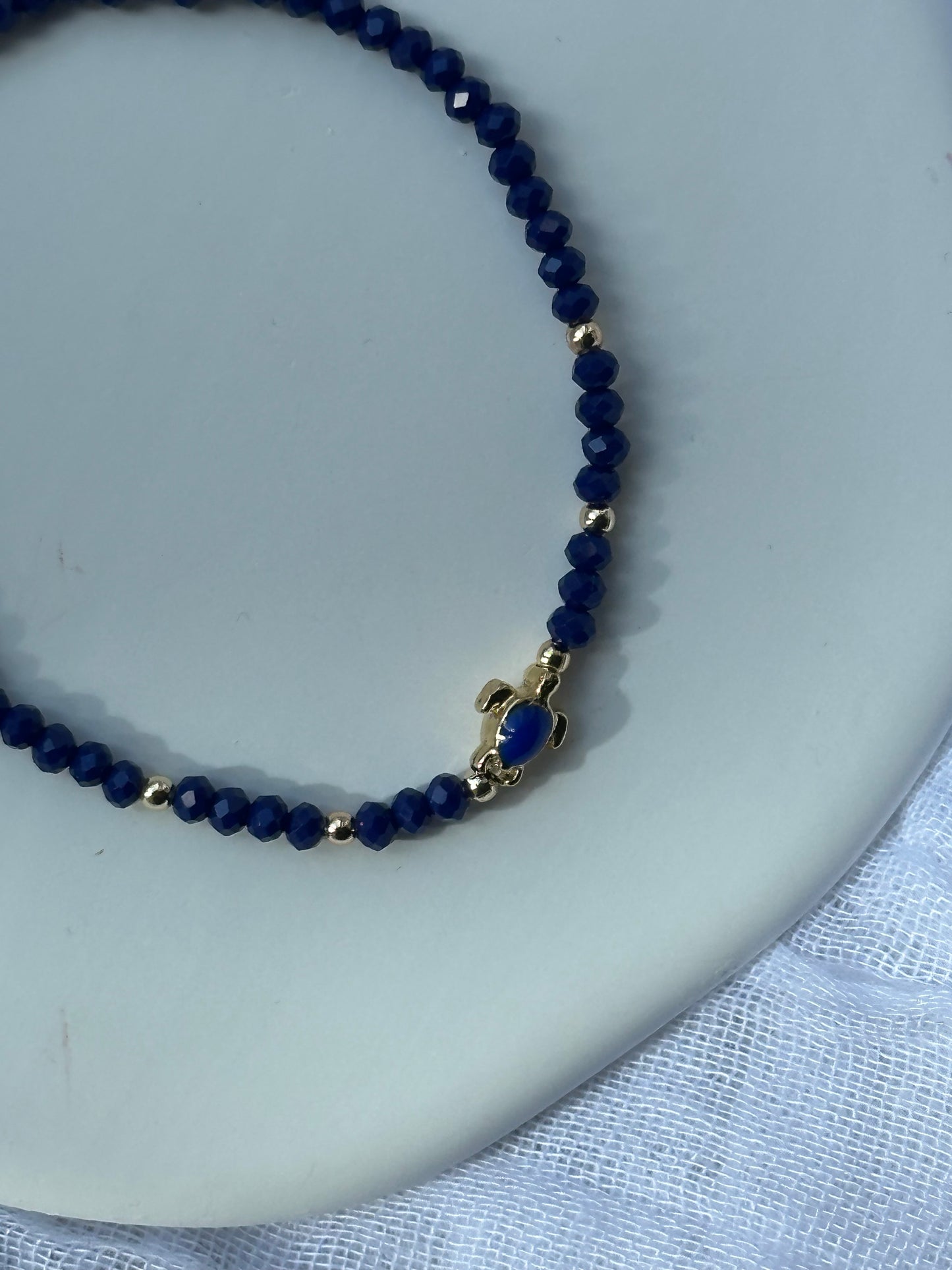 Perlenarmband mit Dunkelblauen Kristallperlen + Schildkröten Anhänger - 10690