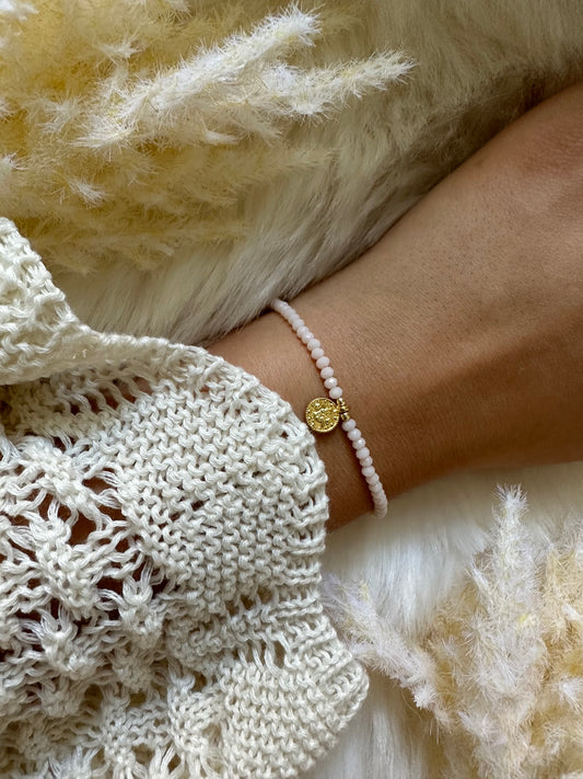 Perlenarmband mit beigen Kristallperlen und goldenen Tura Anhänger - 10227