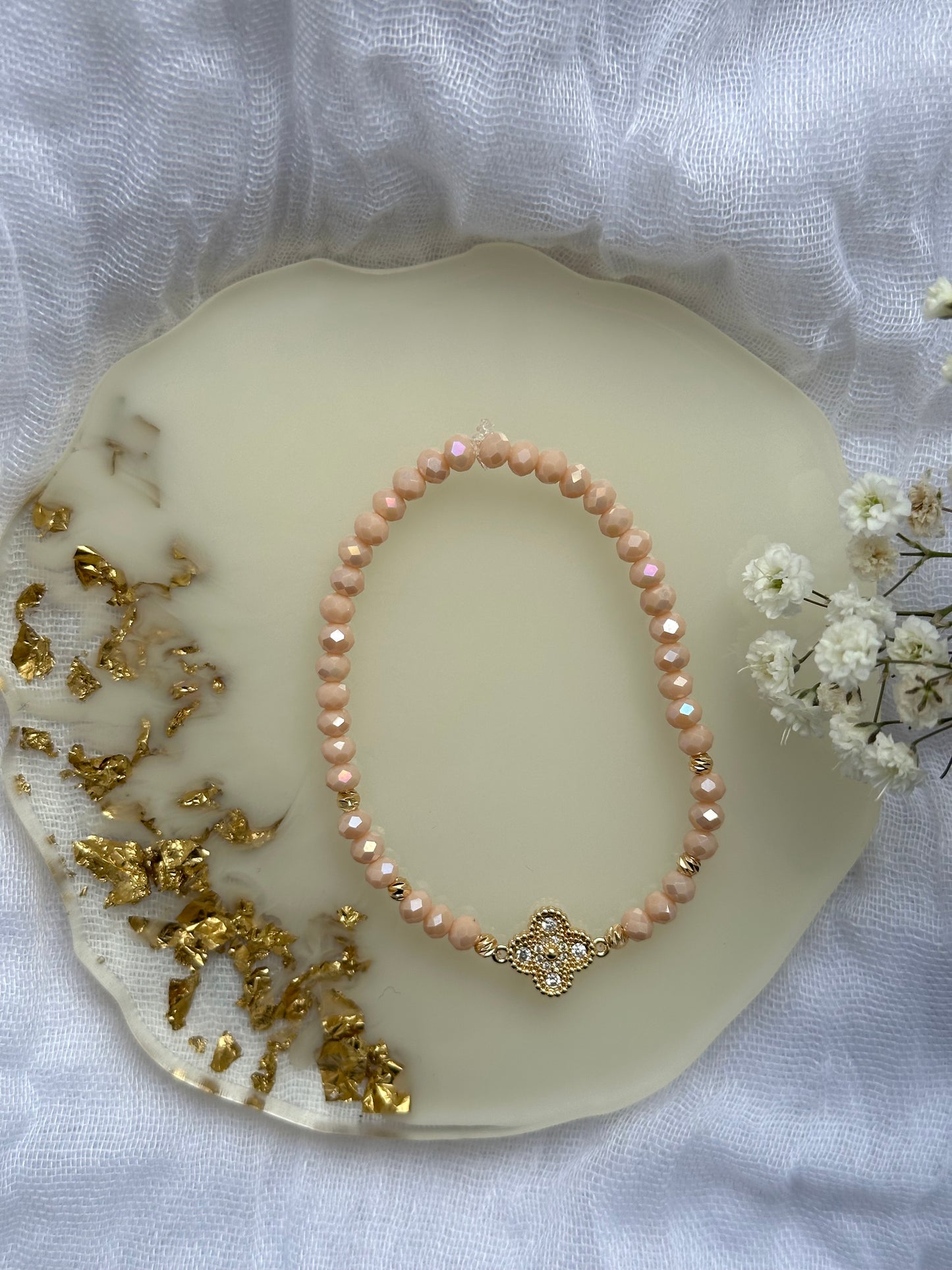 Perlenarmband mit Beigen Kristallperlen und Kleeblatt Anhänger - 10514