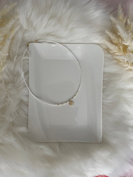 Perlenkette chocker mit weißen glänzenden Perlen und goldenem taler Anhänger - 10189