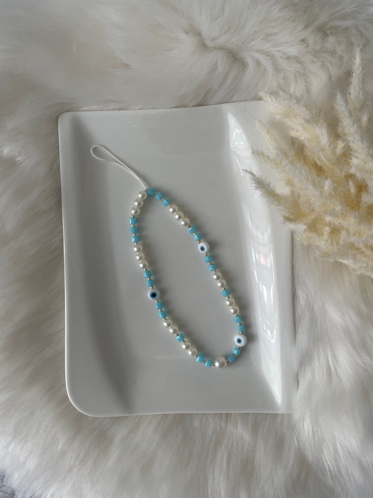 Handykette mit weißen und Hellblauen Perlen und Nazar - 10071