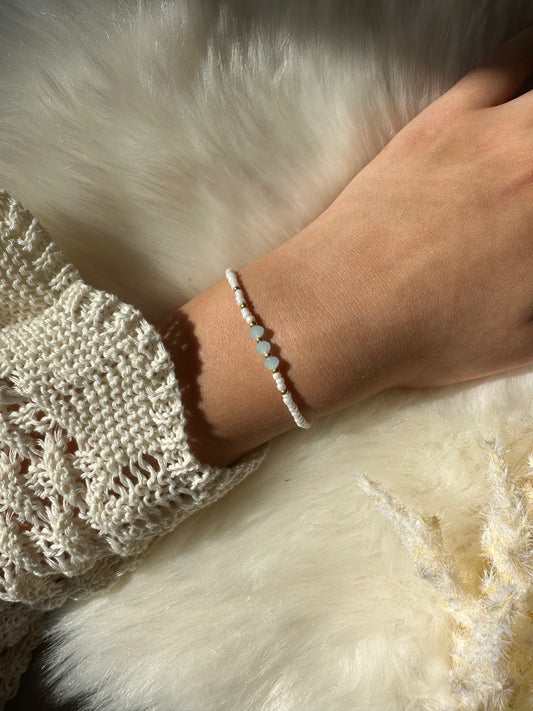 Perlenarmband mit weißen Perlen und blauen Perlen und Hellblauen Kristallperlen - 10342