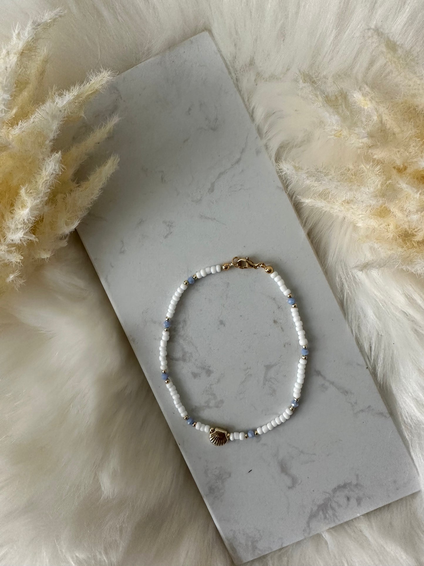 Fußkette mit weißen und blauen Perlen mit goldenen Muschel Anhänger - 10089
