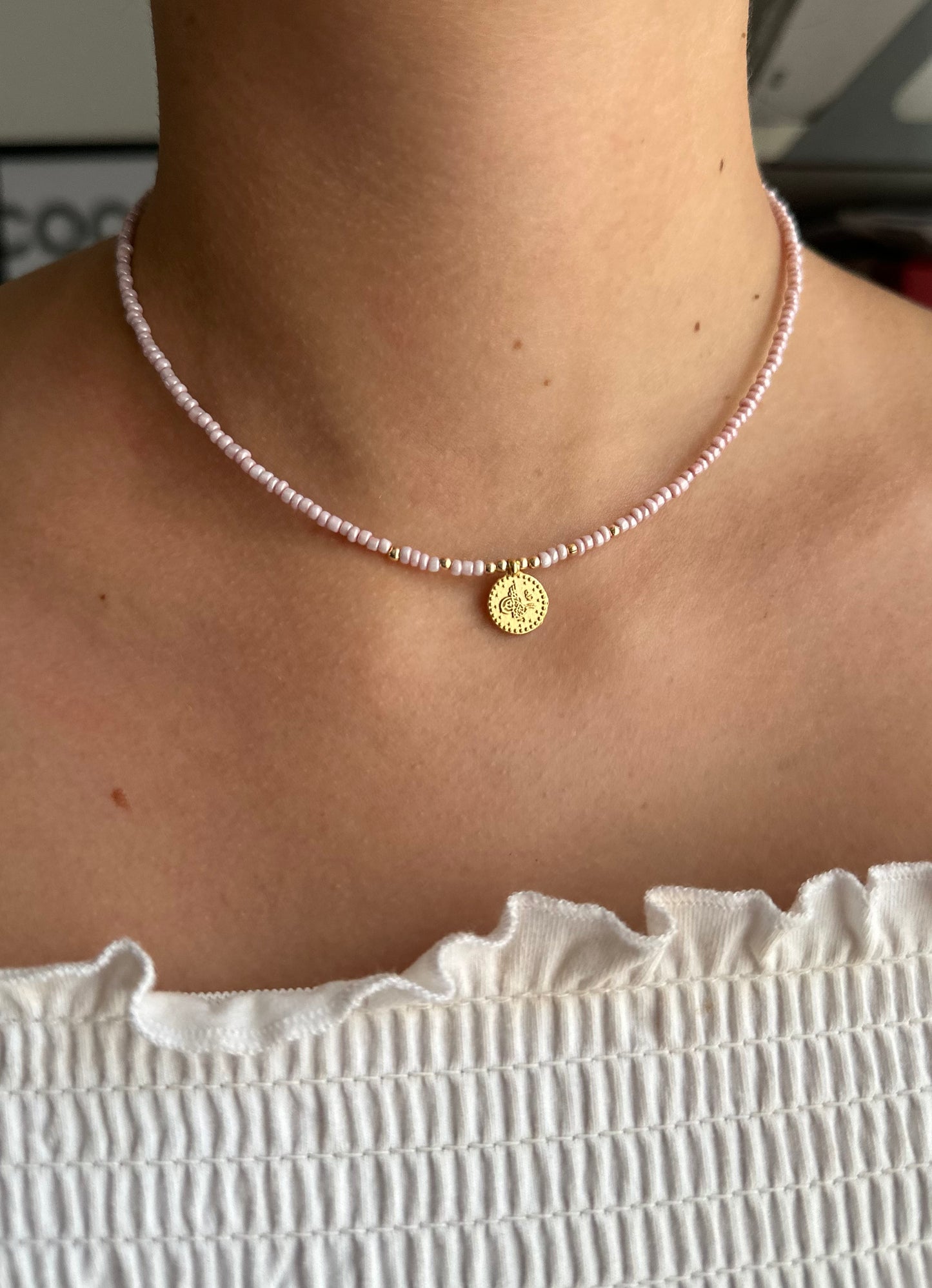 Perlenkette chocker mit goldenen Taler Anhänger - 10202