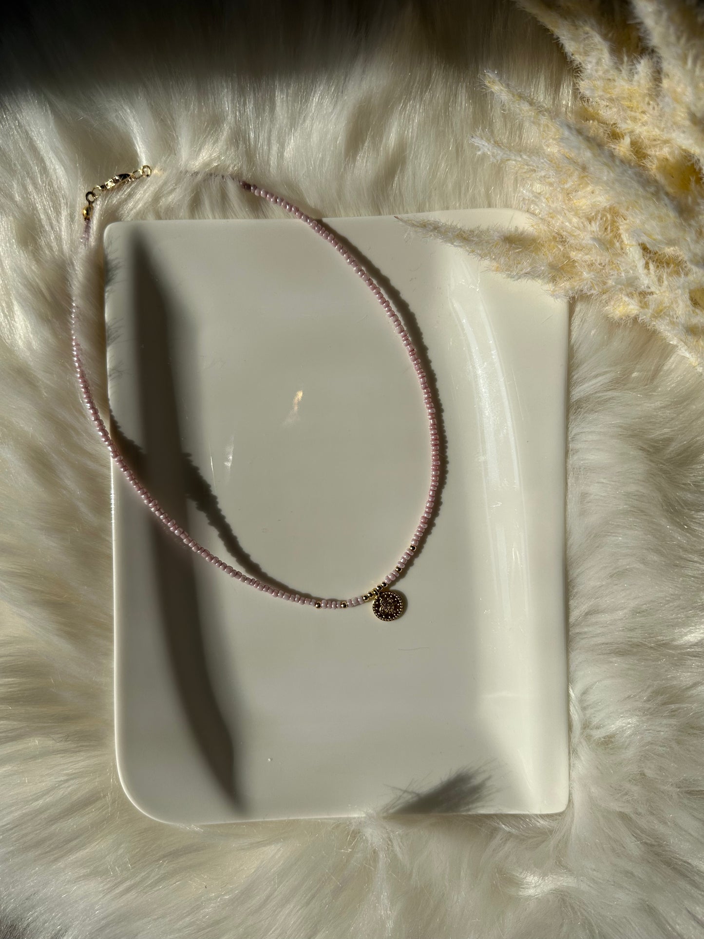 Perlenkette chocker mit goldenen Taler Anhänger - 10202