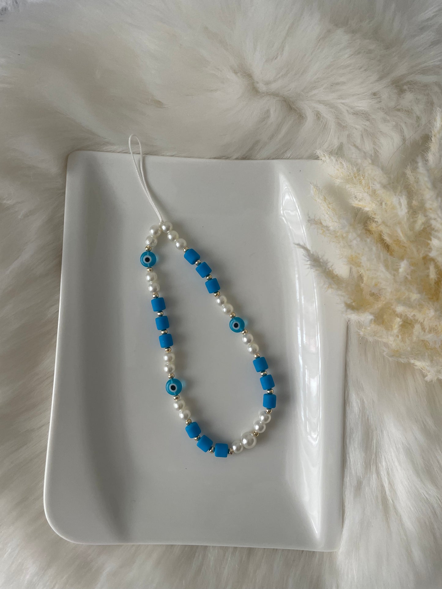 Handykette mit weißen und blauen Perlen und Nazar - 10064