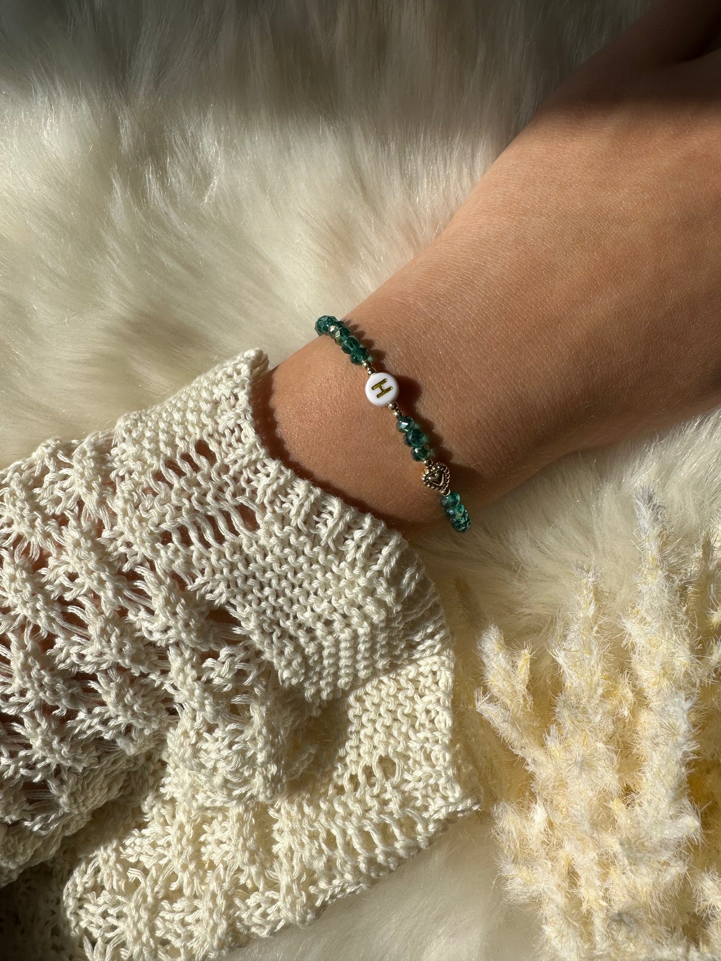 Perlenarmband mit Grünen Kristallperlen personalisiert mit Herz Anhänger - 10465