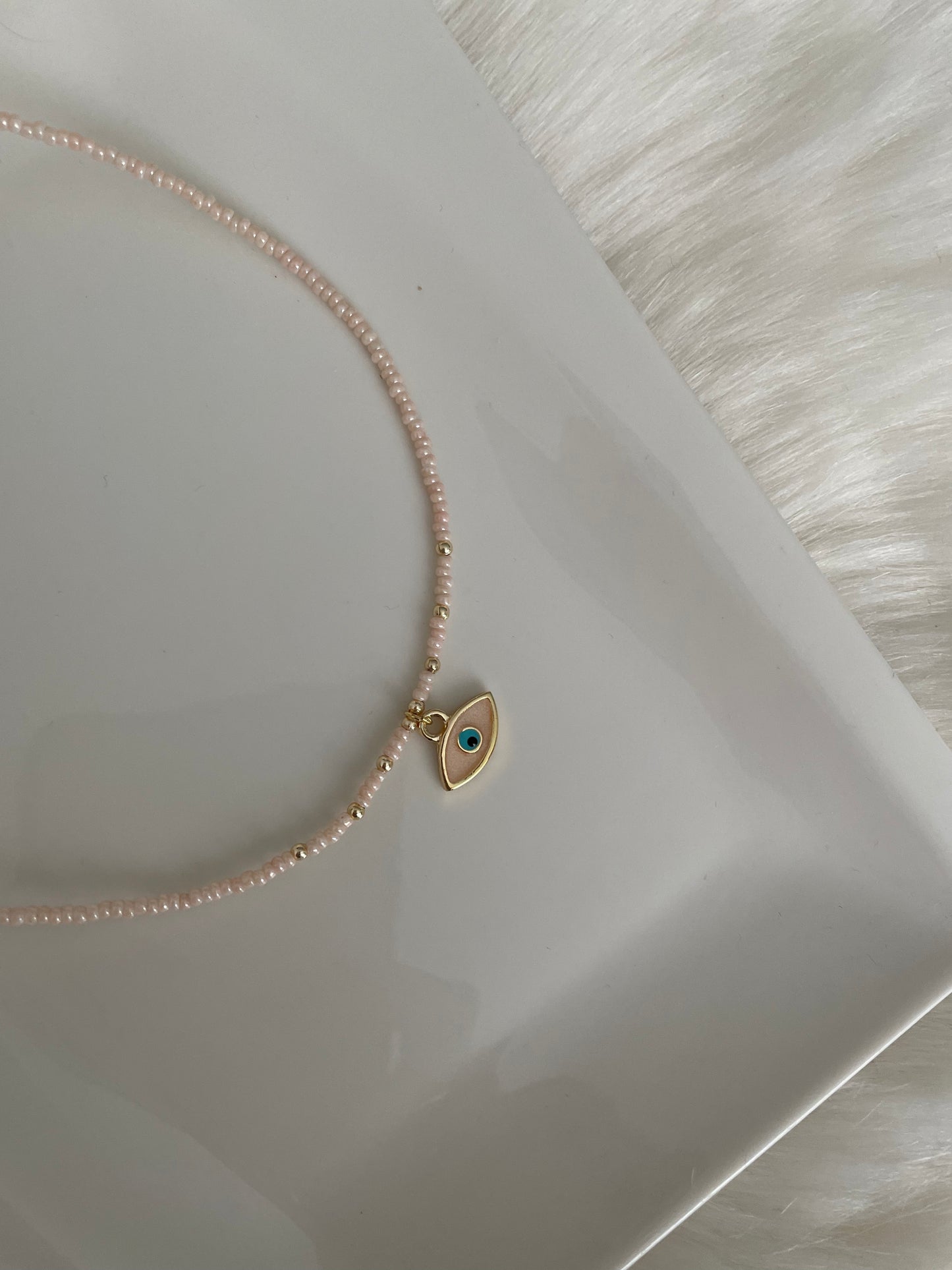 Perlenkette chocker beige mit goldenen Augen Anhänger - 10190