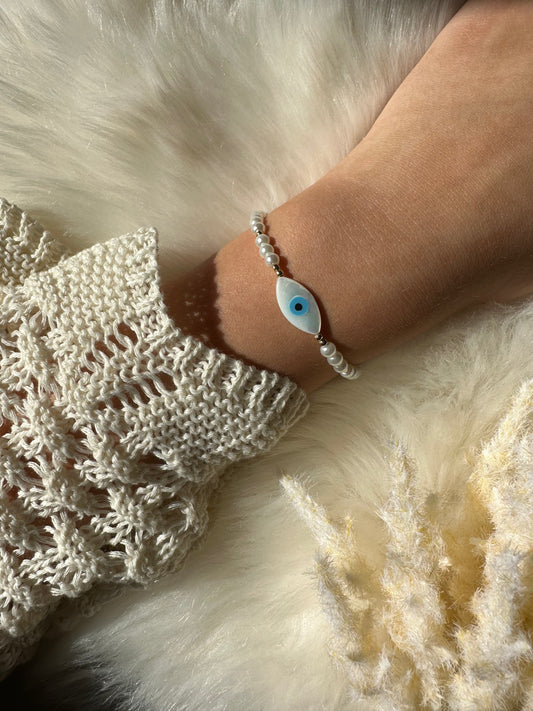 Perlenarmband mit weißen Perlen und ovalem Nazar Auge - 10291