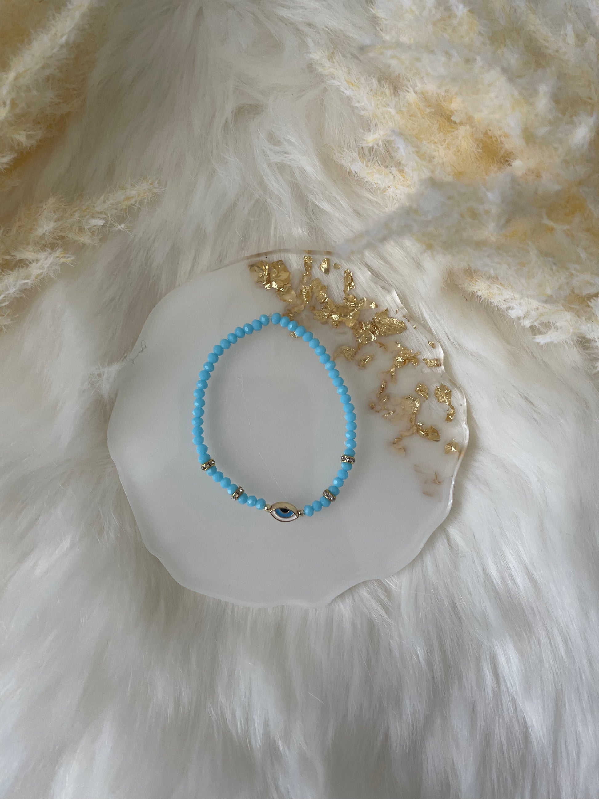 Perlenarmband mit blauen Perlen und Augen Anhänger – Pearlsbyhelin