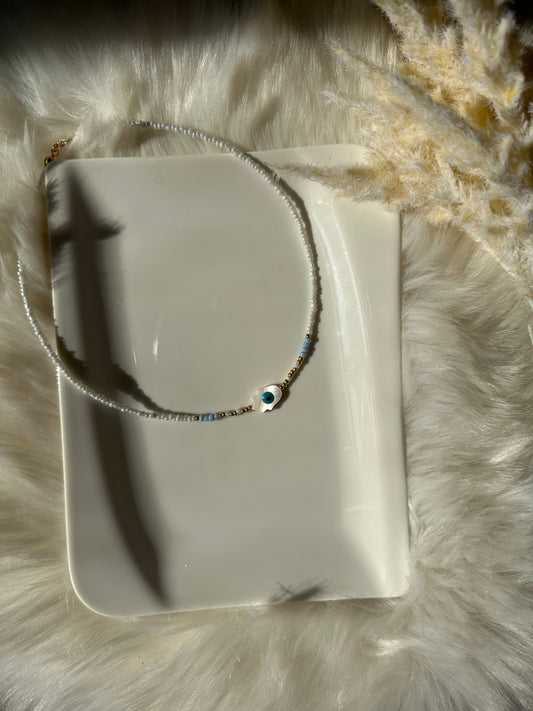 Perlenkette mit weißen, blauen und goldenen Perlen + Fatimas Hand Anhänger - 10150