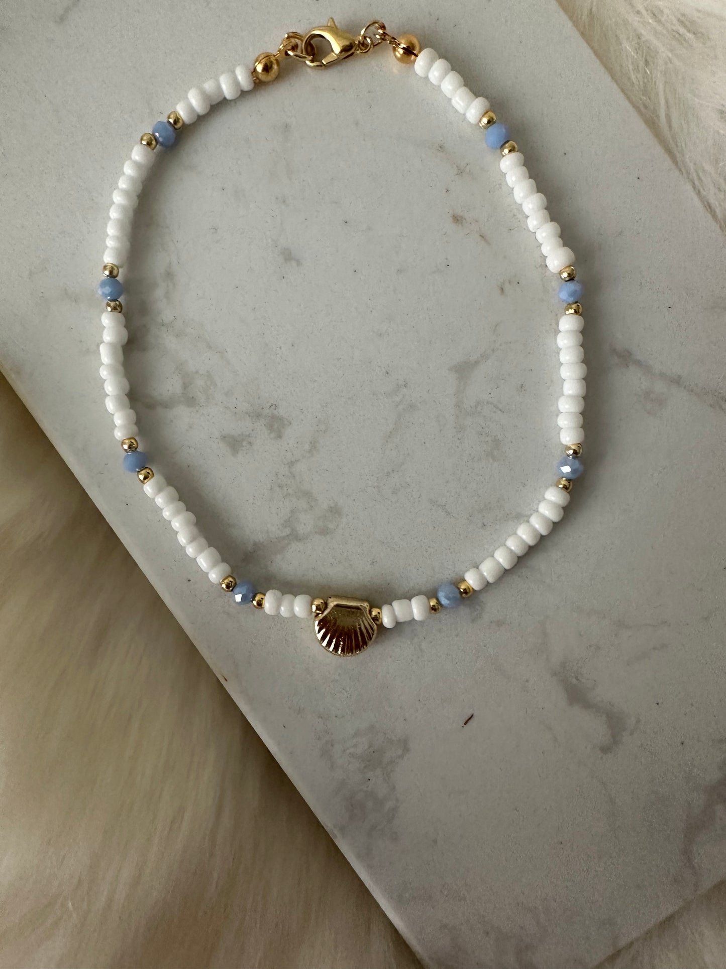 Fußkette mit weißen und blauen Perlen mit goldenen Muschel Anhänger - 10089