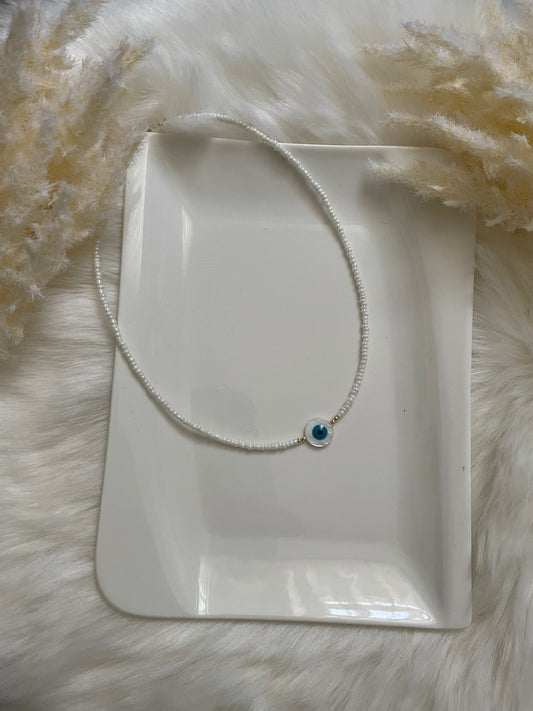Perlenkette chocker mit glänzenden weißen rocailles Perlen und Nazar Anhänger - 10191