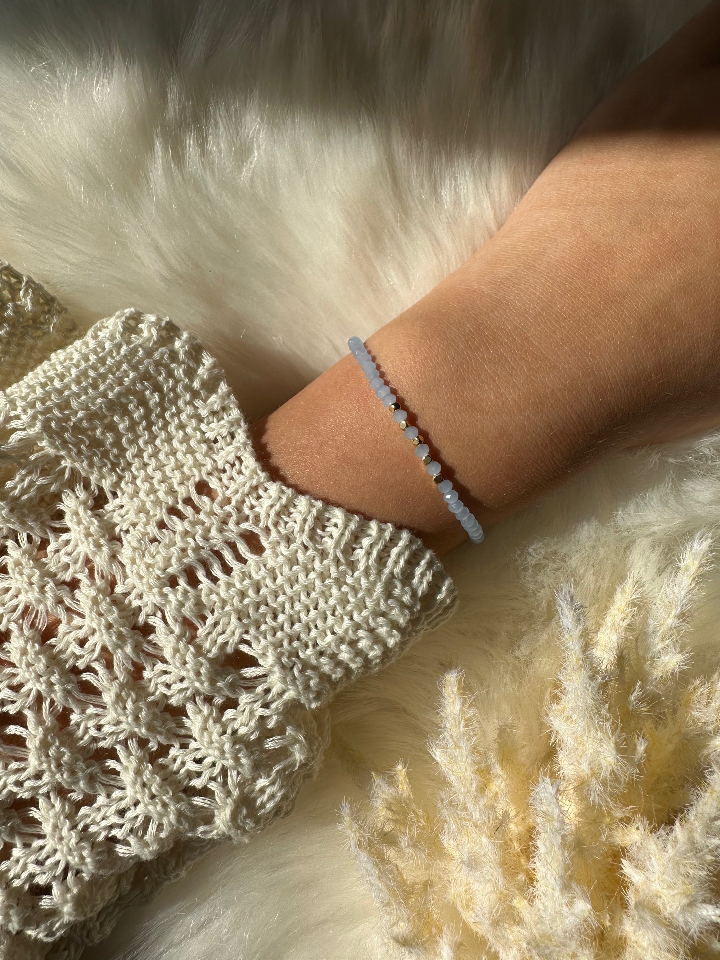 Perlenarmband mit Hellblauen Kristallperlen und goldenen Zwischenperlen - 10475