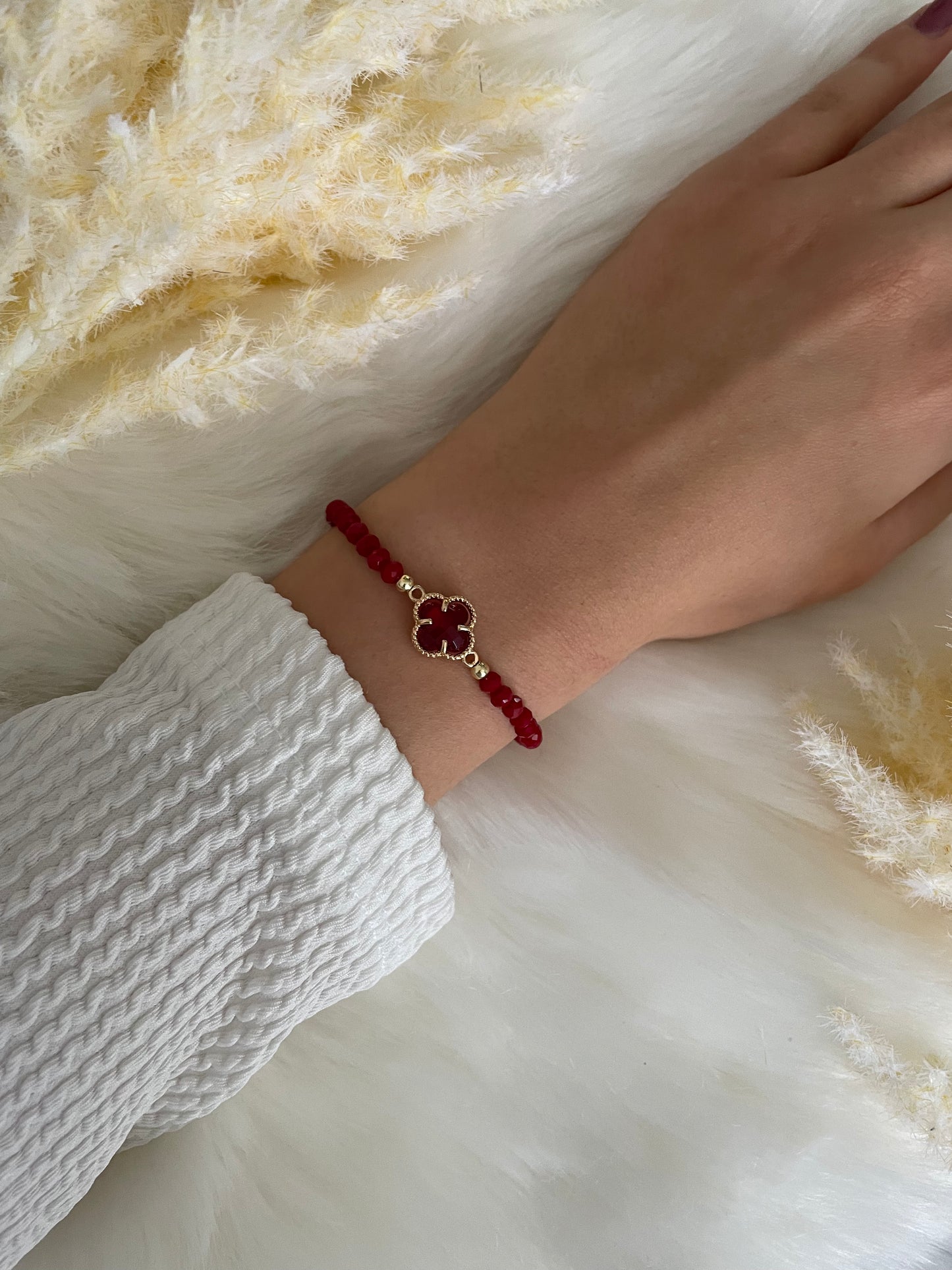 Perlenarmband rot mit Kleeblatt Anhänger - 10224