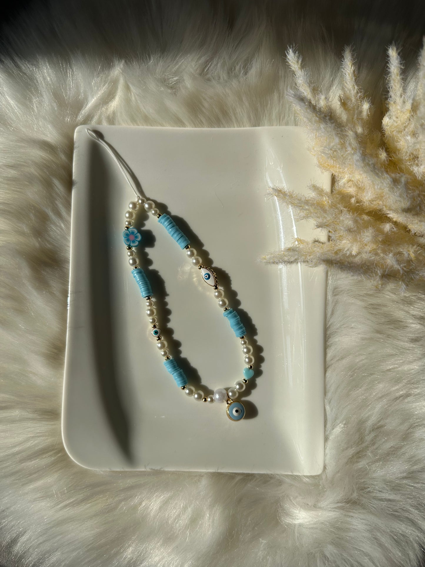 Handykette mit weißen und blauen Perlen und Anhängern -10065