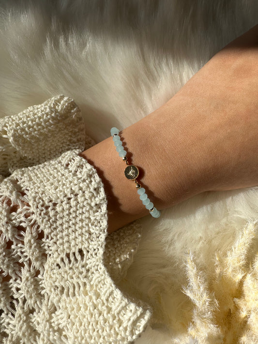 Perlenarmband mit Hellblauen Kristallperlen mit goldenen taler  Anhänger - 10341
