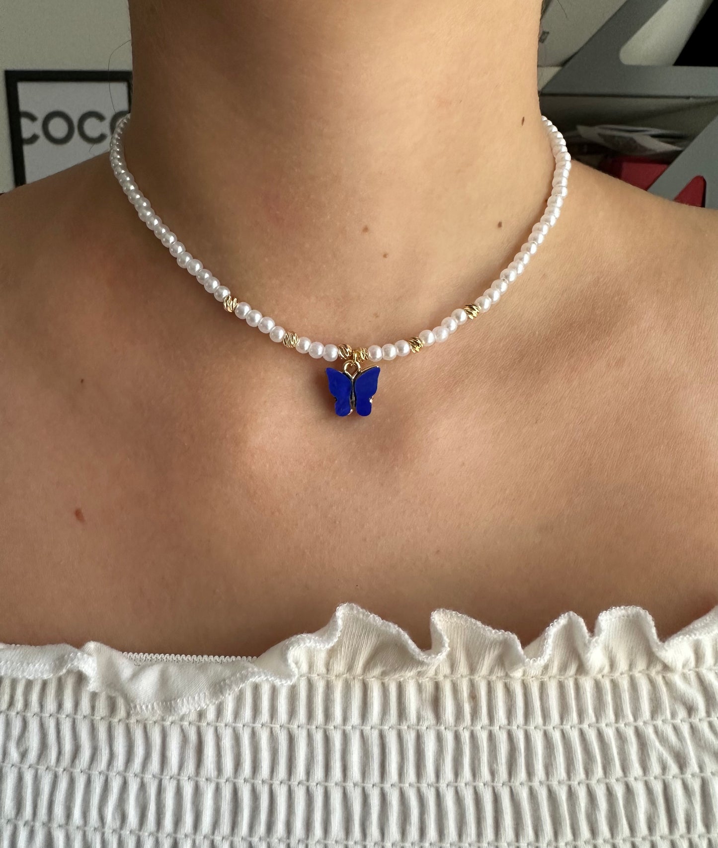Perlenkette mit weißen Perlen und blauen Schmetterlingsanhänger - 10201