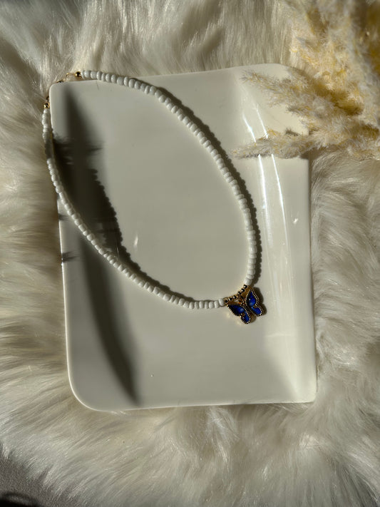 Perlenkette mit weißen Perlen und blauen Schmetterlingsanhänger - 10151