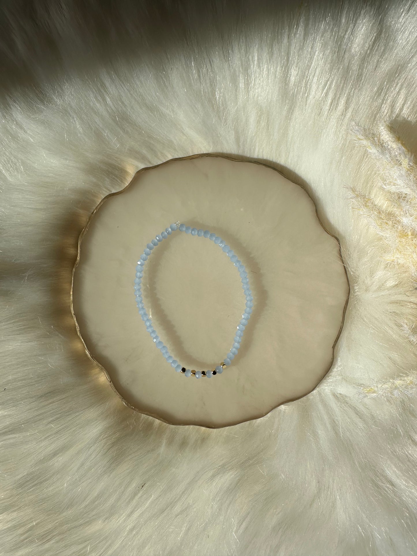 Perlenarmband mit Hellblauen Kristallperlen und goldenen Zwischenperlen - 10475