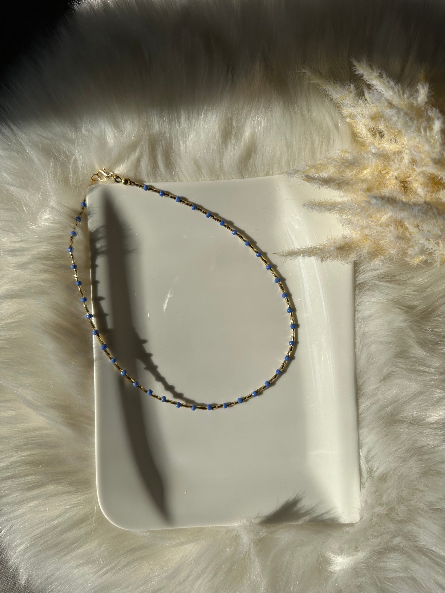 Perlenkette mit goldenen länglichen Perlen und blauen Zwischenperlen - 10109